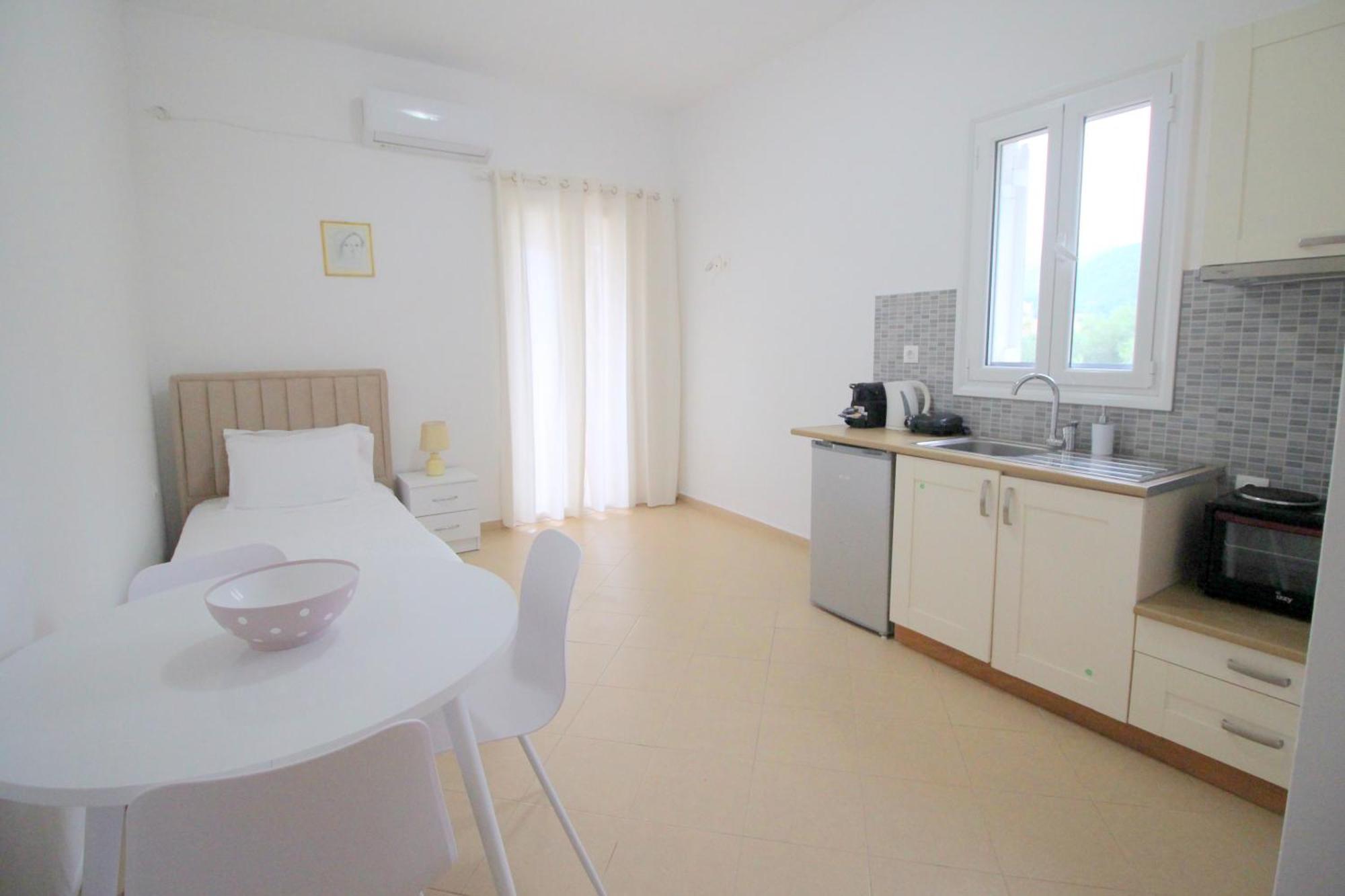 Nefeli'S Apartment Himare Exterior photo